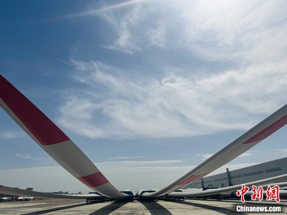 Wind turbine blades are neatly arranged at a wind turbine blade production base in Changji. (Photo: China News Network/Xu Jiawen)