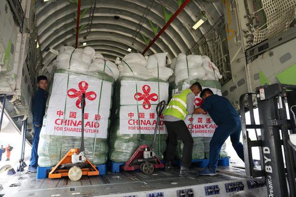 Staff members prepare to unload Chinese relief supplies at Tribhuvan International Airport in Kathmandu, Nepal, Aug 30, 2026. (Photo/Xinhua)