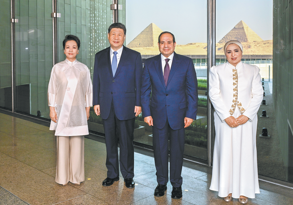 President Xi Jinping and his wife, Peng Liyuan, pose for a photo with Egyptian President Abdel Fattah El-Sisi and his wife, Entissar El-Sisi, while touring the Grand Egyptian Museum in Giza, Egypt, on Wednesday. (Photo: Xinhua / Xie Huanchi)