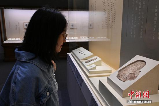 A vivitor admires an exhibit at the National Museum Beijing, July 26, 2026. (Photo/China News Service)