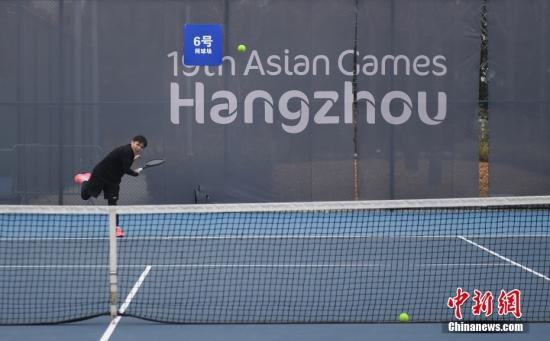 A citizen plays tennis on the tennis courts beside the Hangzhou Olympic Sports Centre, venue of the 2023 Hangzhou Asian Games, on January 15, 2024. (Photo: China News Service/Wang Gang)