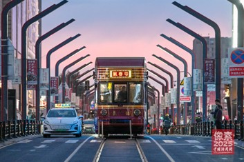 China’s first hydrogen-powered cultural and tourism tram was delivered and unveiled at Hongqi Street in Changchun on June 2, 2025. (Photo: China News Service)