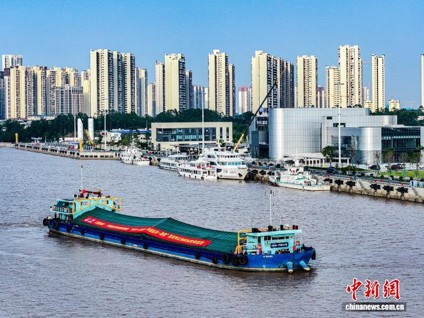 The maiden cargo vessel sails upstream along the Pinglu Canal. (Photo: Pinglu Canal Group)