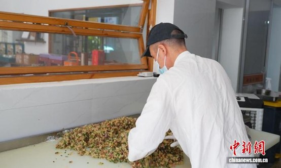 Longgang, Zhejiang. A pastry chef makes handmade mooncakes. (Photo: China News Service, by Ma Chenxuan)