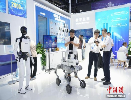 Visitors learn about China Southern Power Grid’s technologies at its booth during the 2026 International Digital Energy Expo in Shenzhen on Sept. 15, 2026. (Photo/China Southern Power Grid)