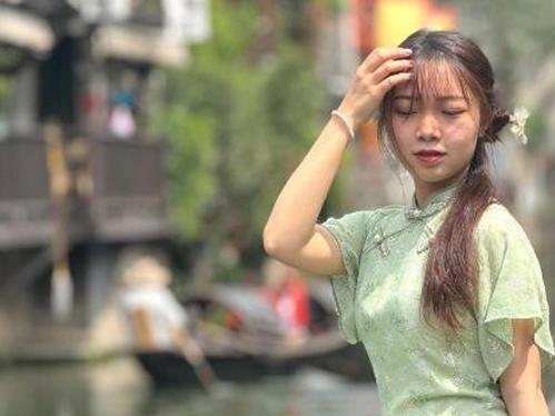 New Chinese-style women's fashion gains popularity in Singapore