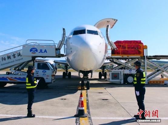 Customs officers inspect king crabs at Yanji air port, Sept. 19, 2026. (Photo: China News Service/ Li Zhiyi)
