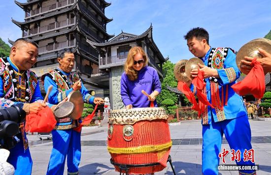 Foreign tourists experience Chinese drums in Zhangjiajie, central China's Hunan Province, April 30, 2026. (Photo: China News Service)