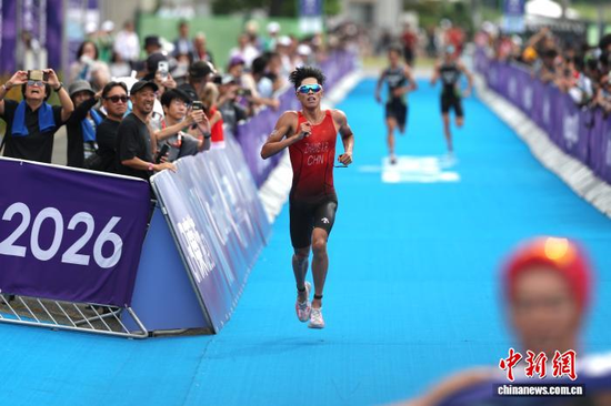 Zhang Xirui competes in the men’s triathlon event on September 20, 2026. (Photo: China News Service/Fu Tian)