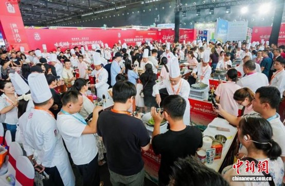A total of 120 chefs from around the world used more than 120 varieties of chili peppers to prepare 120 plates of the signature Hunan dish, stir-fried pork with chili peppers. (Photo: Organizer)
