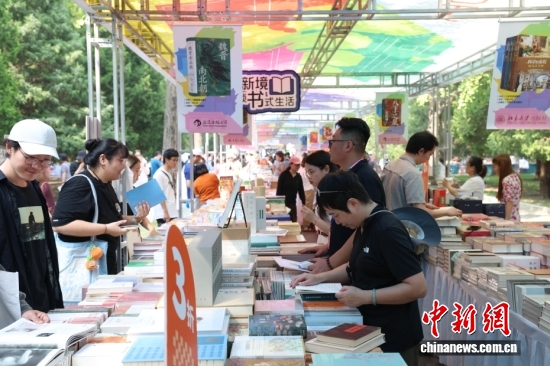 The 2026 Beijing Book Fair attracts visitors in Ditan, Beijing, on September 17, 2026. (Photo: China News Service)