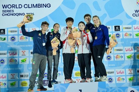 The top three teams in the mixed speed relay receive their medals. (Photo provided by the organizer)