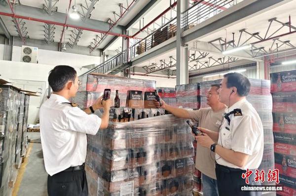 Ningbo Customs officers inspect imported beer, Sept. 20, 2026. (Photo: China News Service/Li Changsong)