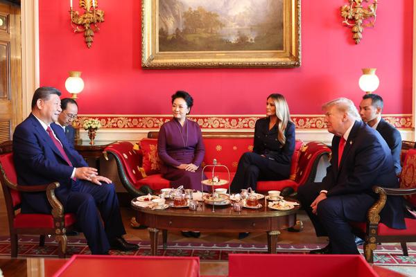 Chinese President Xi Jinping and his wife Peng Liyuan have a chat over tea with U.S. President Donald Trump and his wife Melania Trump at the White House in Washington, D.C., the United States, Sept. 25, 2026. (Xinhua/Yao Dawei)
