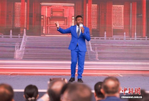 A Chinese opera fan from Cameroon, Sime Nkem’eni Darrin, performs an excerpt from the Henan Opera, Sept. 29, 2026. (Photo: China News Service/ Jia Tianyong)