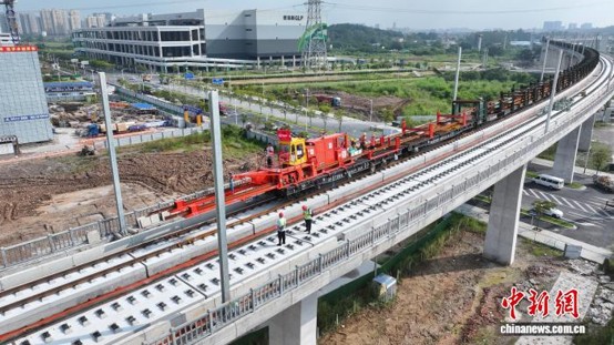 Long rail laying work for the Guangzhou-Foshan West Intercity, Sept. 29, 2026. (Photo: Guangzhou Metro Group)
