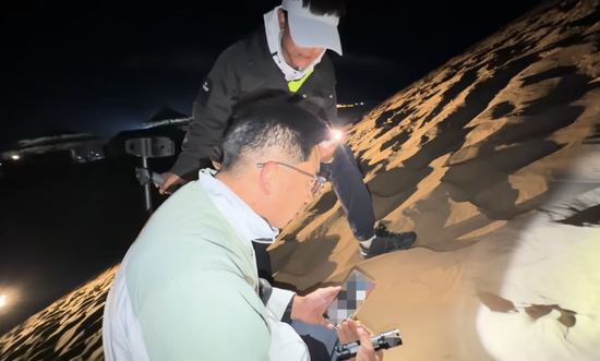The emergency response team searches for the lost ring. (Photo: The Xiangshawan emergency response team )