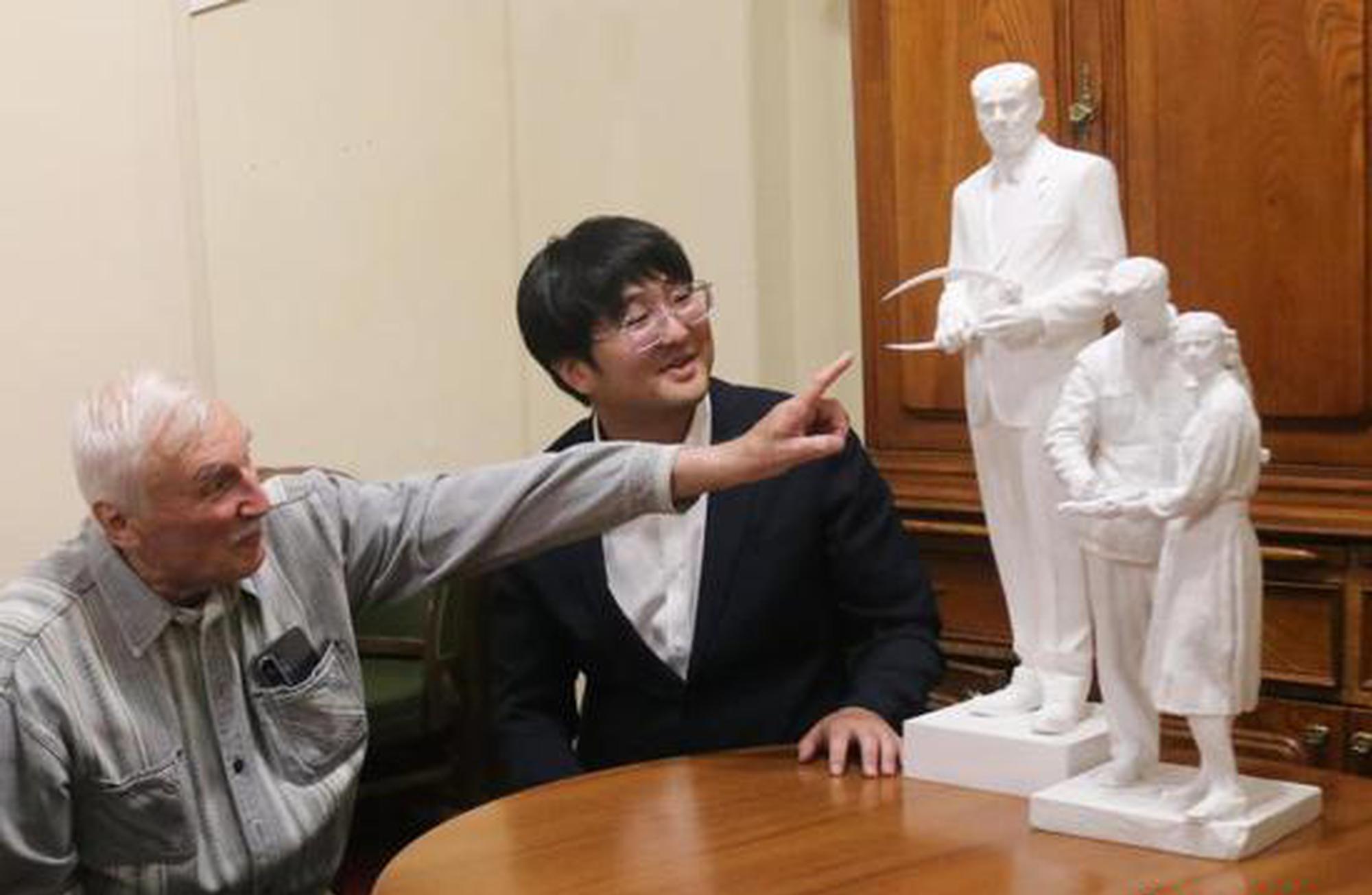 Chinese sculpture honoring Soviet sculptor handed over in Russia