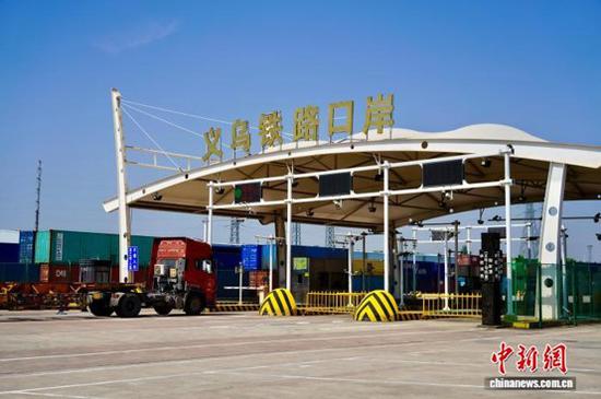 Yiwu-Xinjiang-Europe freight trains top 200,000 standard containers this year
