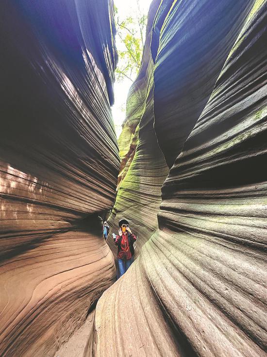 Tourists take photos at the Ganquan Canyon in Yan'an, Shaanxi province, on May 19. （Photo by Zhang Guilan/For China Daily）