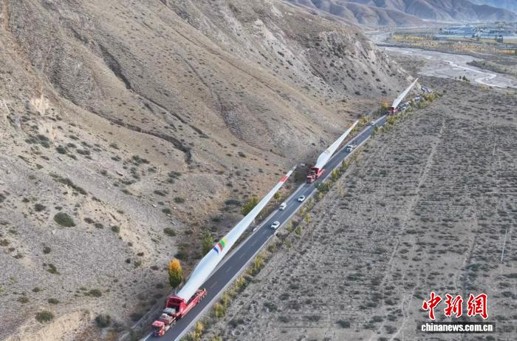 Wind turbine blades are transported along a winding mountain road at high altitude. (Photo: China Construction Second Engineering Bureau Ltd.)
