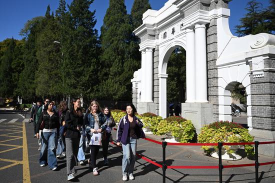 Nearly 40 U.S. teenagers visit Tsinghua University