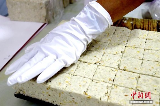 Zhong Huiqun makes Ligao glutinous rice cakes. (Photo: China News Service/Ya Chunliu)