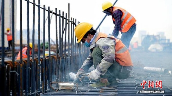Workers weld steel bars at the construction site. (Photo: China Railway No. 8 Engineering Group)