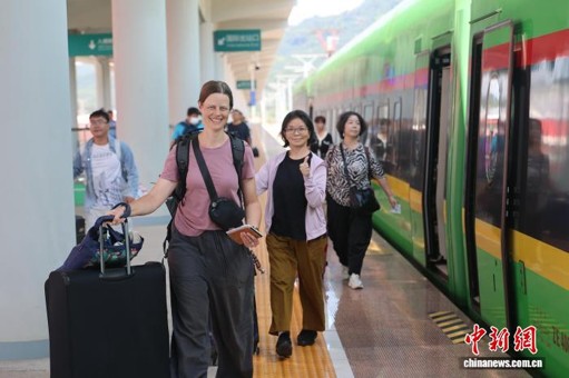 Passengers walk along the platform at Mohan Railway Port, Oct. 9, 2026. (Photo: China News Service/Wei Hailin)
