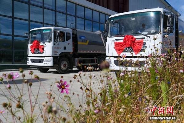 The first batch of specialty vehicles assembled in the Xizang Autonomous Region rolled off a production line on Friday at an industrial park in Qonggyai County, Shannan City, a first for the region’s specialty vehicle manufacturing industry.