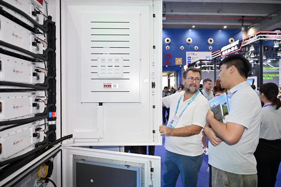 New energy products draw overseas buyers at 140th Canton Fair