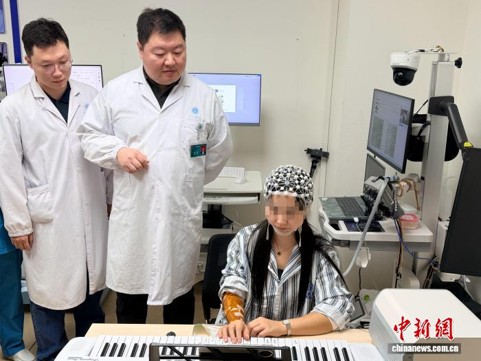 A patient with right-sided paralysis plays the piano using a brain-computer interface device at Union Hospital, Tongji Medical College, Huazhong University of Science and Technology, Oct. 12, 2026. (Photo: China News Service/Ma Furong)