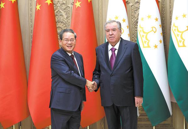 Premier Li Qiang meets with Tajik President Emomali Rahmon in Dushanbe, the capital of Tajikistan, on Monday. Li arrived on Sunday for an official visit to Tajikistan and the 25th meeting of the Council of Heads of Government (Prime Ministers) of Member States of the Shanghai Cooperation Organization. ZOU HONG / CHINA DAILY