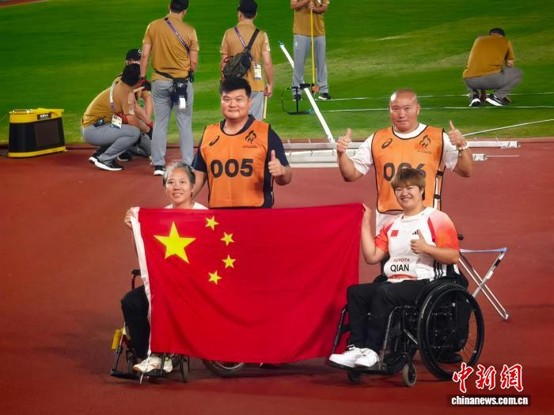 Wu Qing (left) wins gold in the women's F33 shot put. (Photo: Heilongjiang Disabled Persons' Federation)