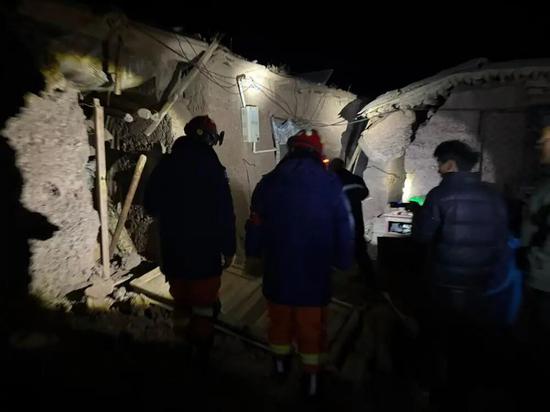 Firefighters conduct checks in Nagong Village, Gangqie Township, Baqen County, on Oct. 23, 2026. (Photo: Xinhua)