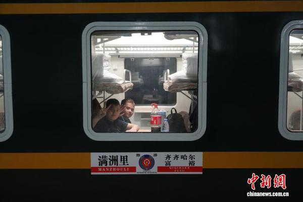 Russian students depart from Manzhouli Railway Station aboard train Y778. (Photo: China News Service/Huang Xu)
