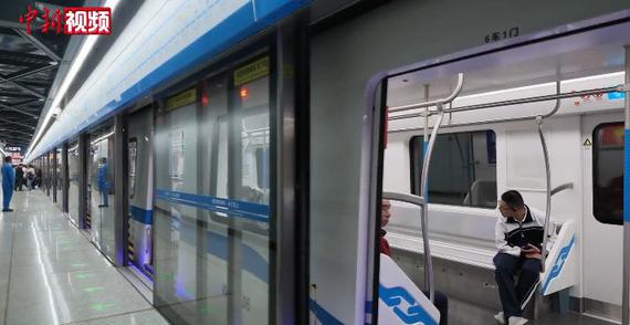 A train drives out of Hankou Railway Station on Oct. 29, 2026. (Photo: Screenshot/China News Service)