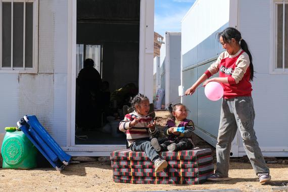 Children play outside temporary housing units as residents of a quake-hit village in Maru Township of Baqen County, Nagqu City, southwest China's Xizang Autonomous Region, move into their new accommodation on Oct. 28, 2026. (Photo: China News Service/Jiang Feibo)