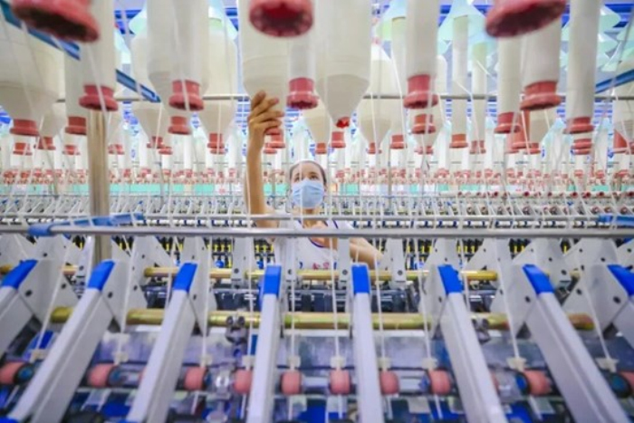 金鑫昱纺织员工在生产车间内忙碌。（资料图）