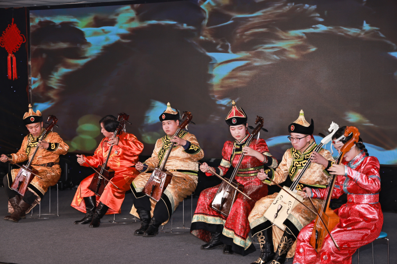 马头琴齐奏《万马奔腾》。