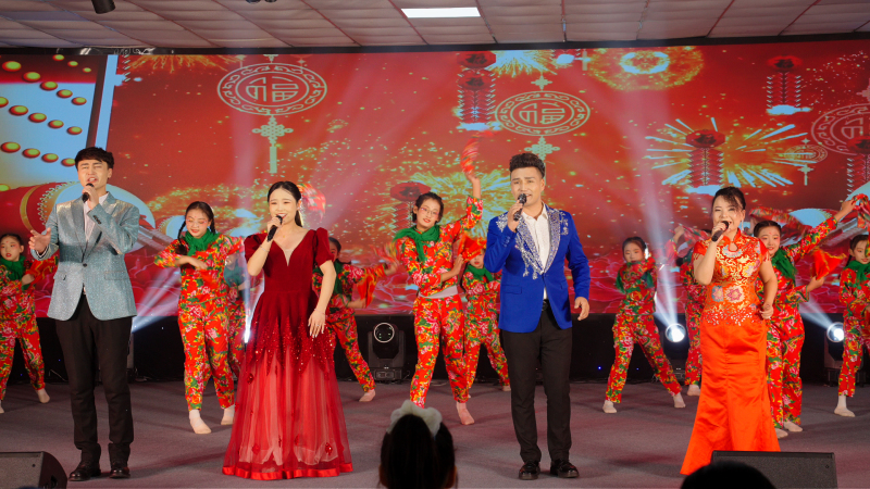 歌伴舞《跃马扬鞭闹新春》。