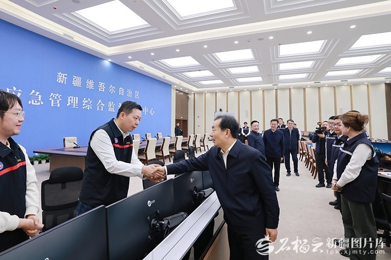 2月20日，自治区党委书记陈小江在自治区应急管理综合监测预警中心，慰问坚守岗位的干部职工，详细听取节日值班值守、应急备勤、重点领域隐患排查整治情况介绍。石榴云/新疆日报记者 崔志坚摄