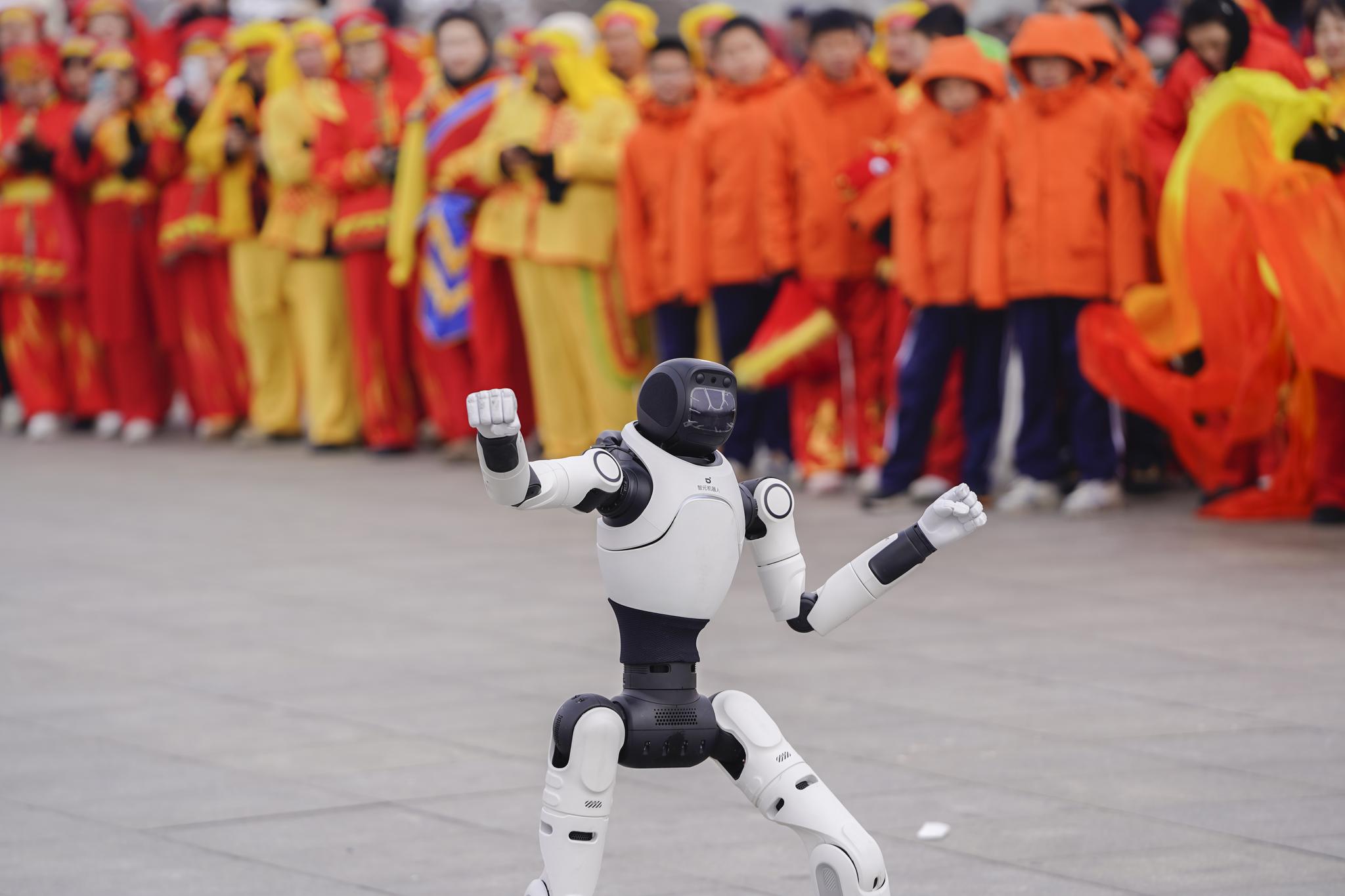 图为机器人“参与”社火巡游。田园 摄