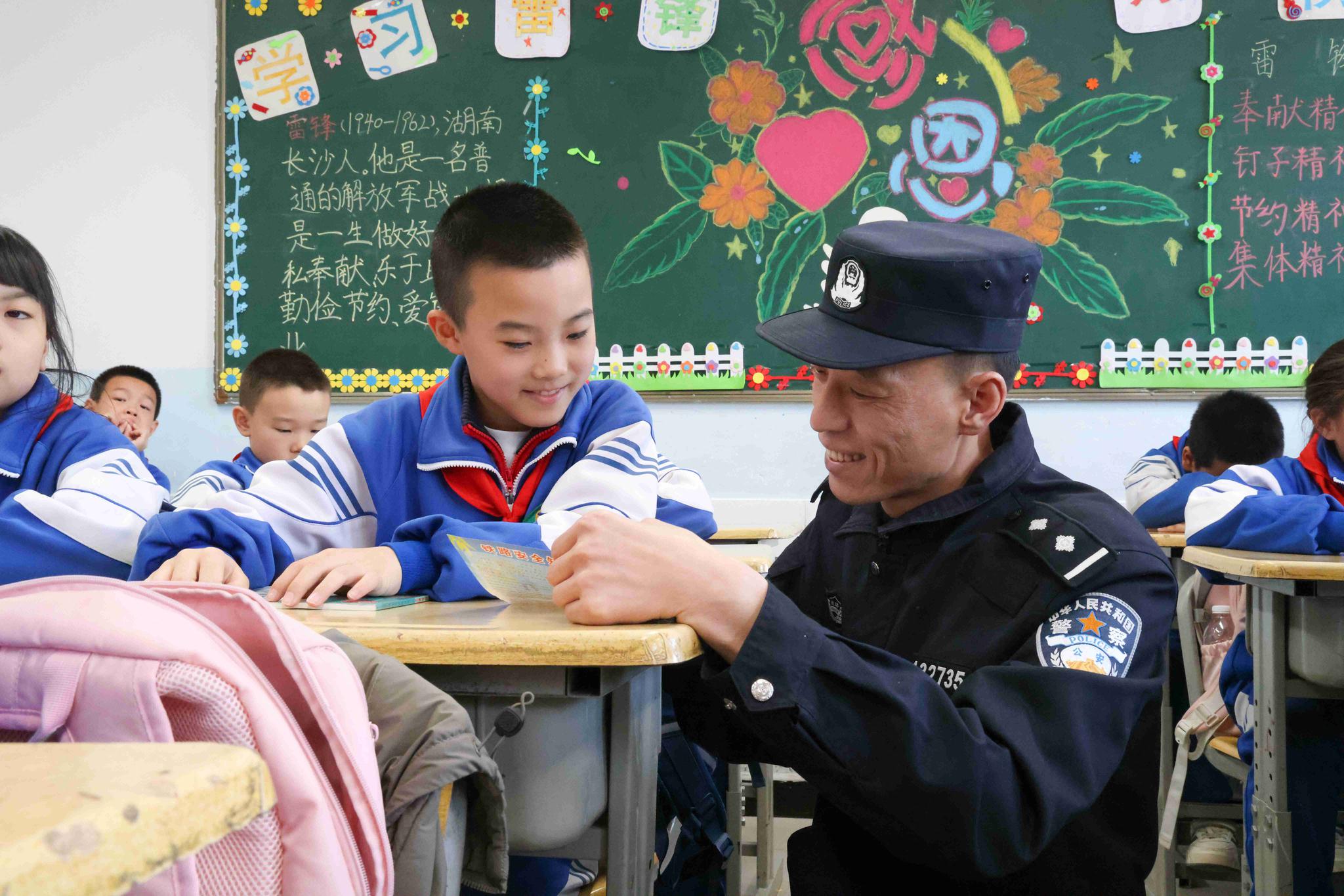民警对学生进行讲解。