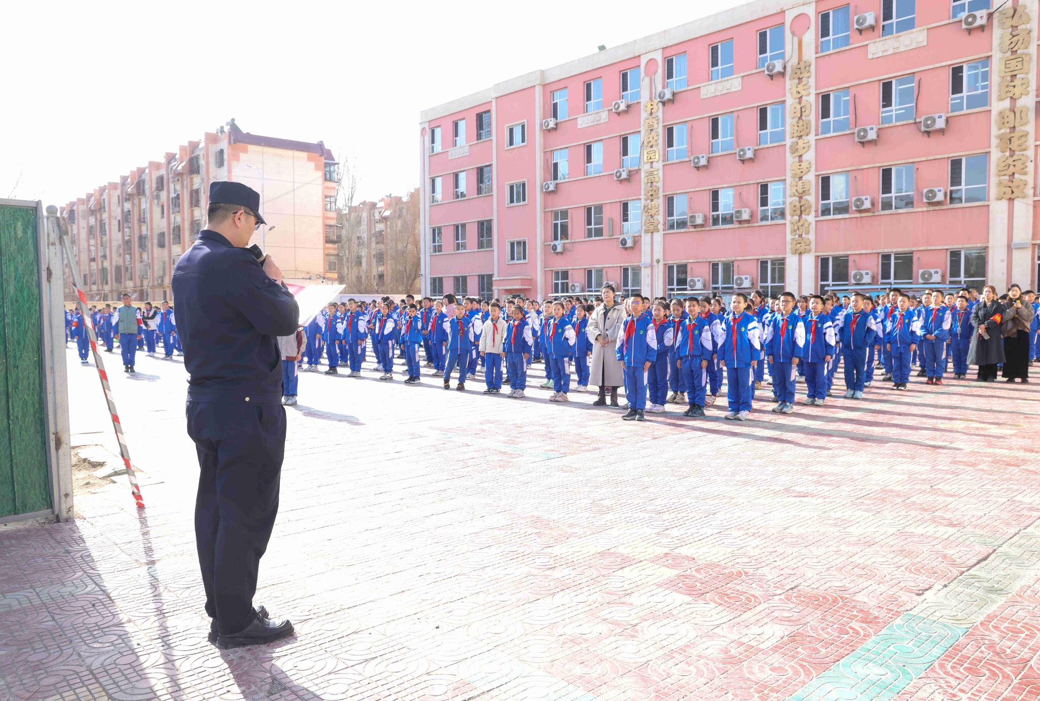 民警利用课间操开展法治安全宣传。