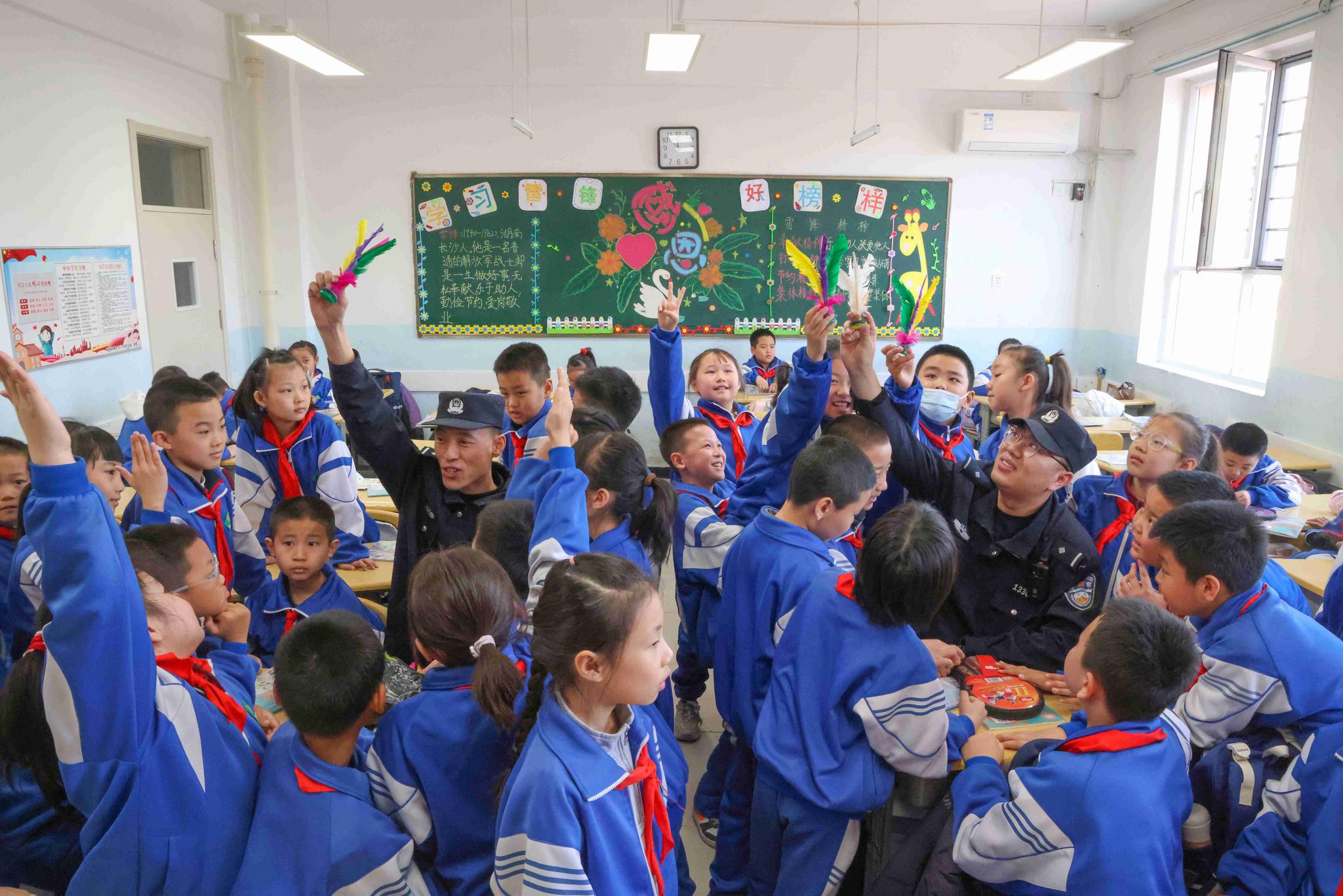 民警和学生开展互动。