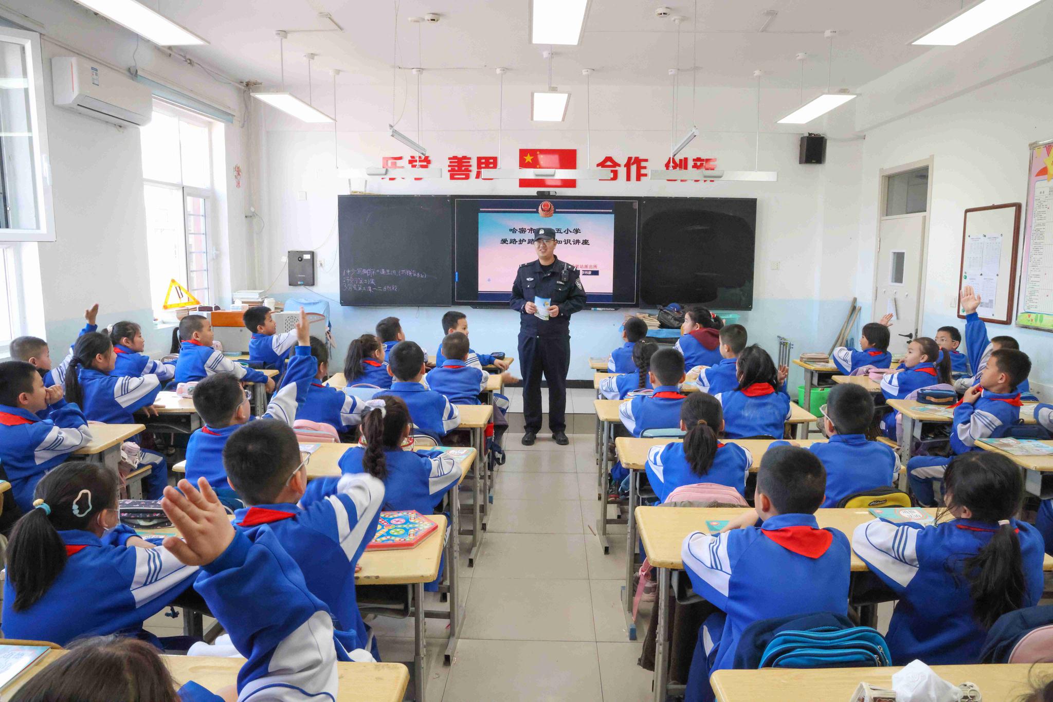 民警在班级内开展法治安全宣传教育及爱路护路普法教育。