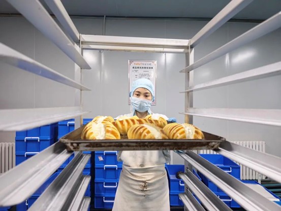 博州雅绘食品生产有限公司生产车间内，工作人员正在装箱。贾晓雪 摄