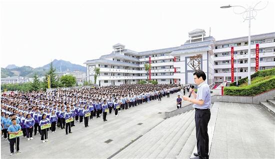 9月2日上午,台江县民族中学的操场上,陈立群作题为《内在的严格 是