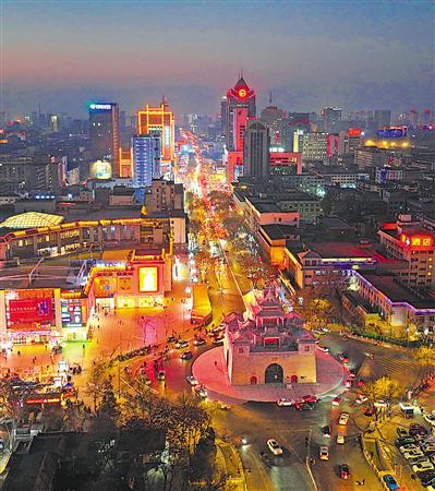  p>  银川鼓楼见证了这个城市的发展历程,春节前夕,这里灯光璀璨,车流